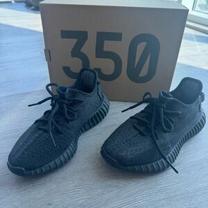 Yeezy 350 v2 in onyx
